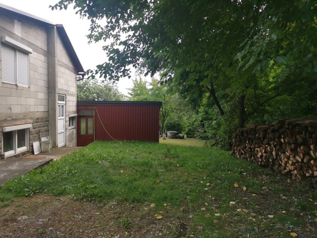 Obiteljska kuća sa gospodarskim zgradama, šumom i livadama u Letičanima
