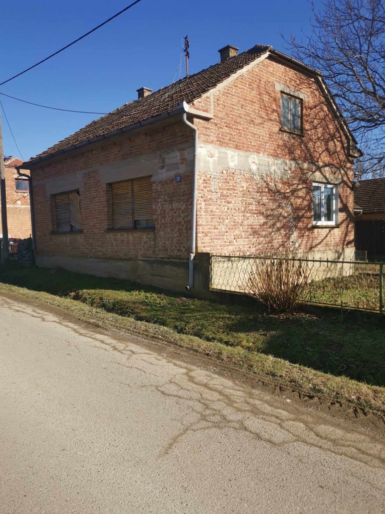 Obiteljska kuća u Ćurlovcu sa gospodarskim zgradama oranicama i livadama