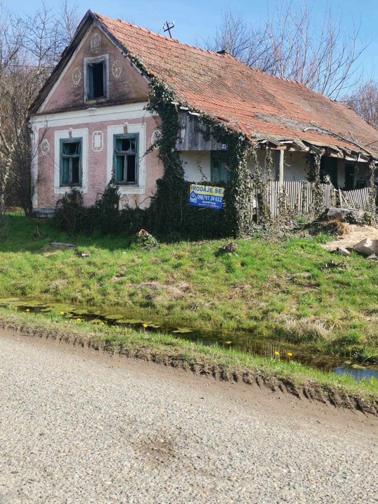 Ruševna kuća sa gospodarskim zgradama i oranicama u Prgomelju